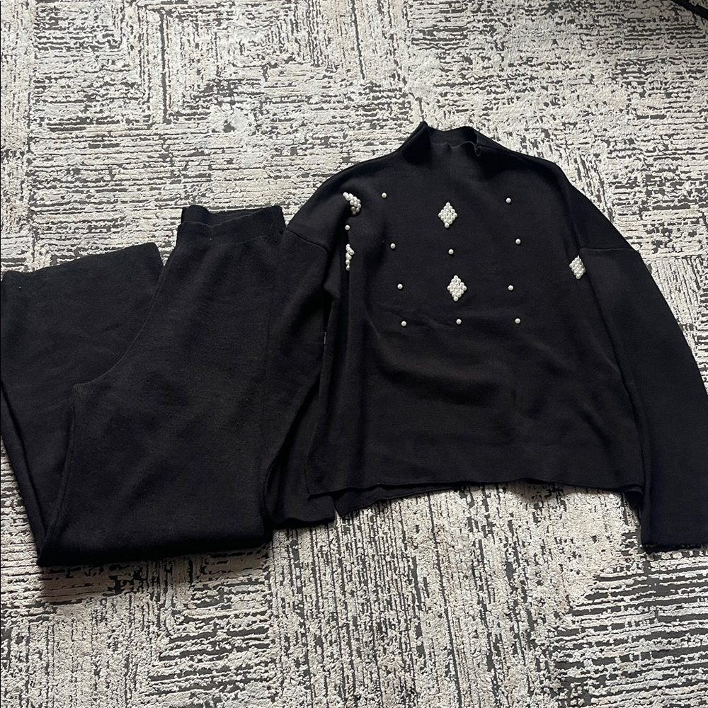 Black Sweater and Pants Set with Diamond Pattern